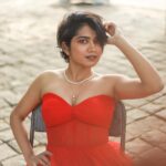 Anarkali Marikar Instagram - Christmas shoot cheyyande yaami??? Nirbandham undo???😕 @yaami____ 📸 @roshna.ann.roy Mua @briella.in outfit #christmas #streets #fortkochi #reddress