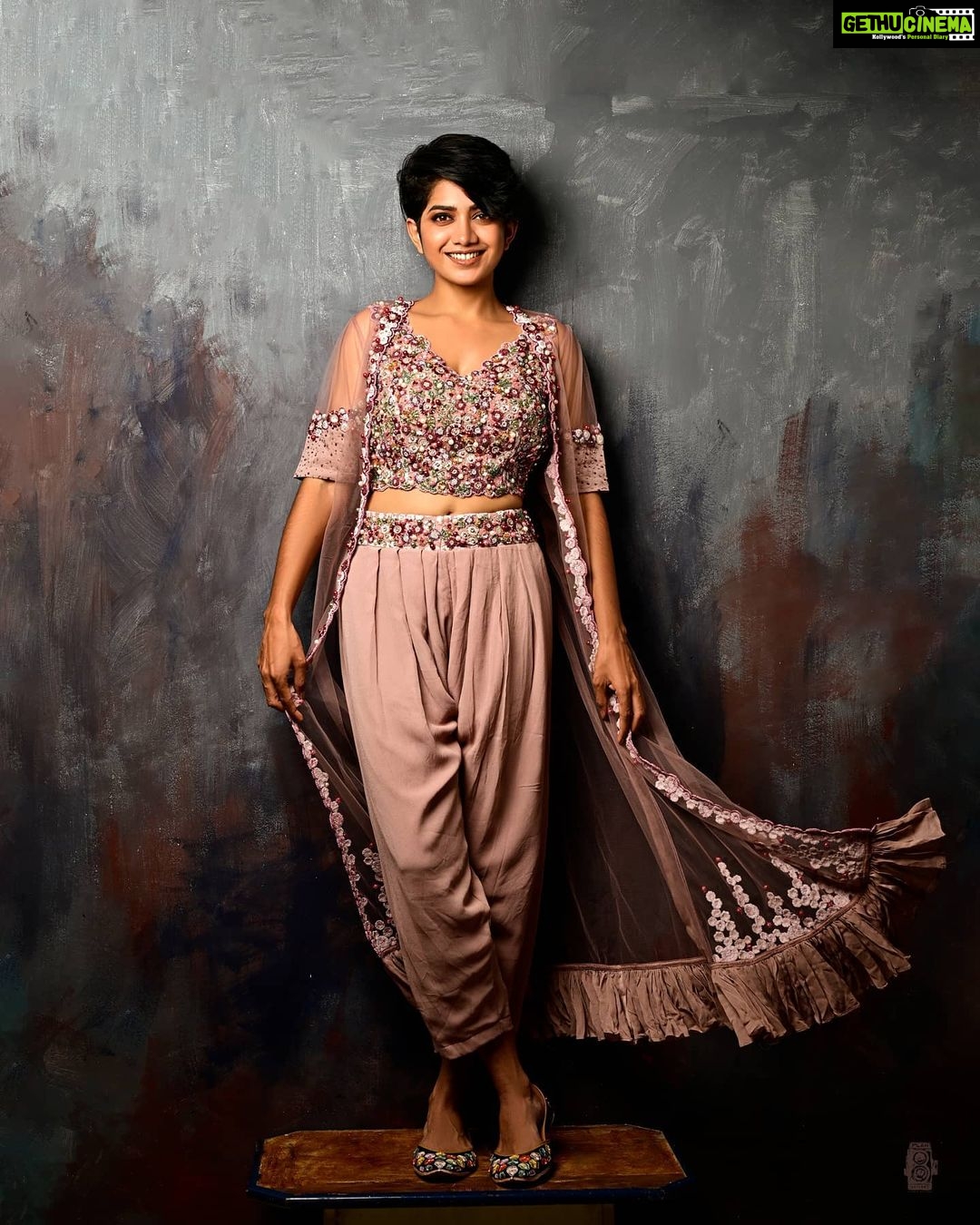 Anarkali Marikar Instagram - 📸 : @plan.b.actions Studio : @maxxocreative Shoot for : @rr.makeovers Mua : @roshna.ann.roy Costume : @babe_by_minnumariya Juttis : @a_lore_culture Styling : @i_____mahii @akhila_mathwe