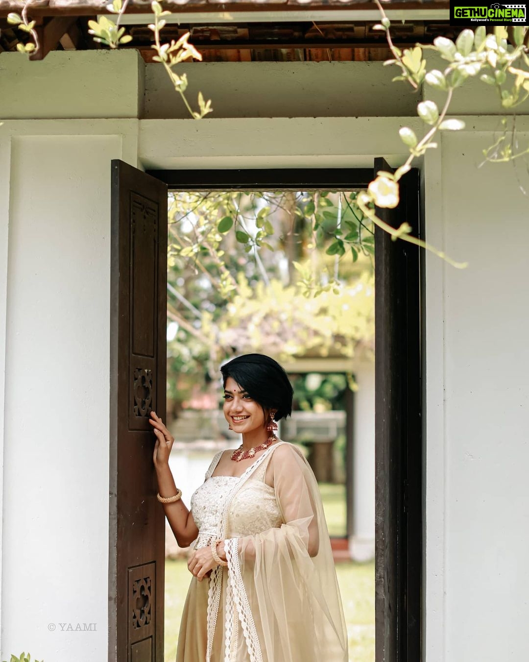 Anarkali Marikar Instagram - ഓണത്തലേന്ന്🤗🤗 PC - @yaami____ Production team - @5am_company Creative & concept - @iam_sam_ @jobilfrancismoolan Costume - @div_atelier Jewellery - @parakkat_jewels Styled by - @stylefilesbyzoya__joy Asst - @hannah.liz.jacob @_.lechuo._ @harshaamuhamed Mua - @neethu_makeupartist Location - @geo_holiday_home