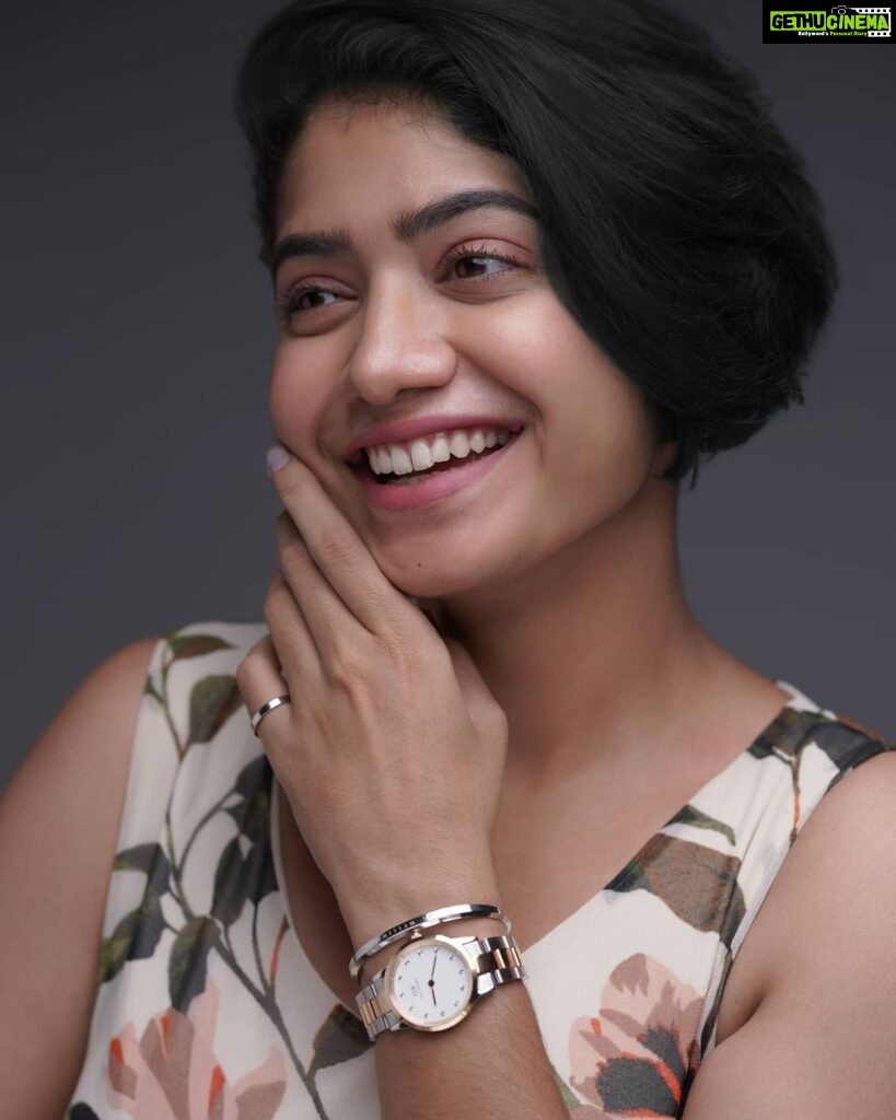 Anarkali Marikar Instagram - All smiles because Valentine’s Day is round the corner❤️. Gift yourself or your loved ones a beautiful @danielwellington watch and accessories✨✨. Buy any two products and get a 10% off. Use my code ANARKALI to get an extra 15% off. ⌚⌚ #danielwellington #DWgiftoflove #IconiclinkLumine Photography: @jiksonphotography Make up : @touchbysire
