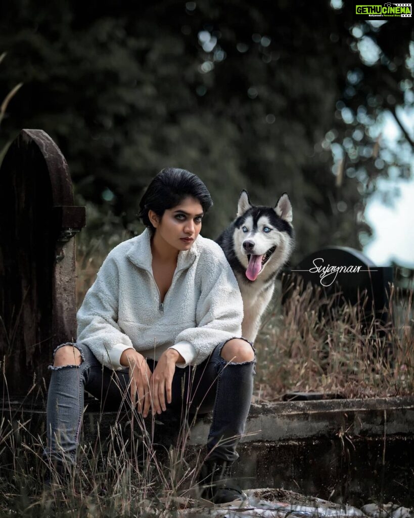 Anarkali Marikar Instagram - Shooting with an animal for the first time. Concept and photography 📸 @sujay_nair Stylist @instyle_by_an Costume @ganga_priyadarsini Retouch @sujay_nair Makeup @shanal_shaji Featuring Siberian husky @winter_wolf_kennel