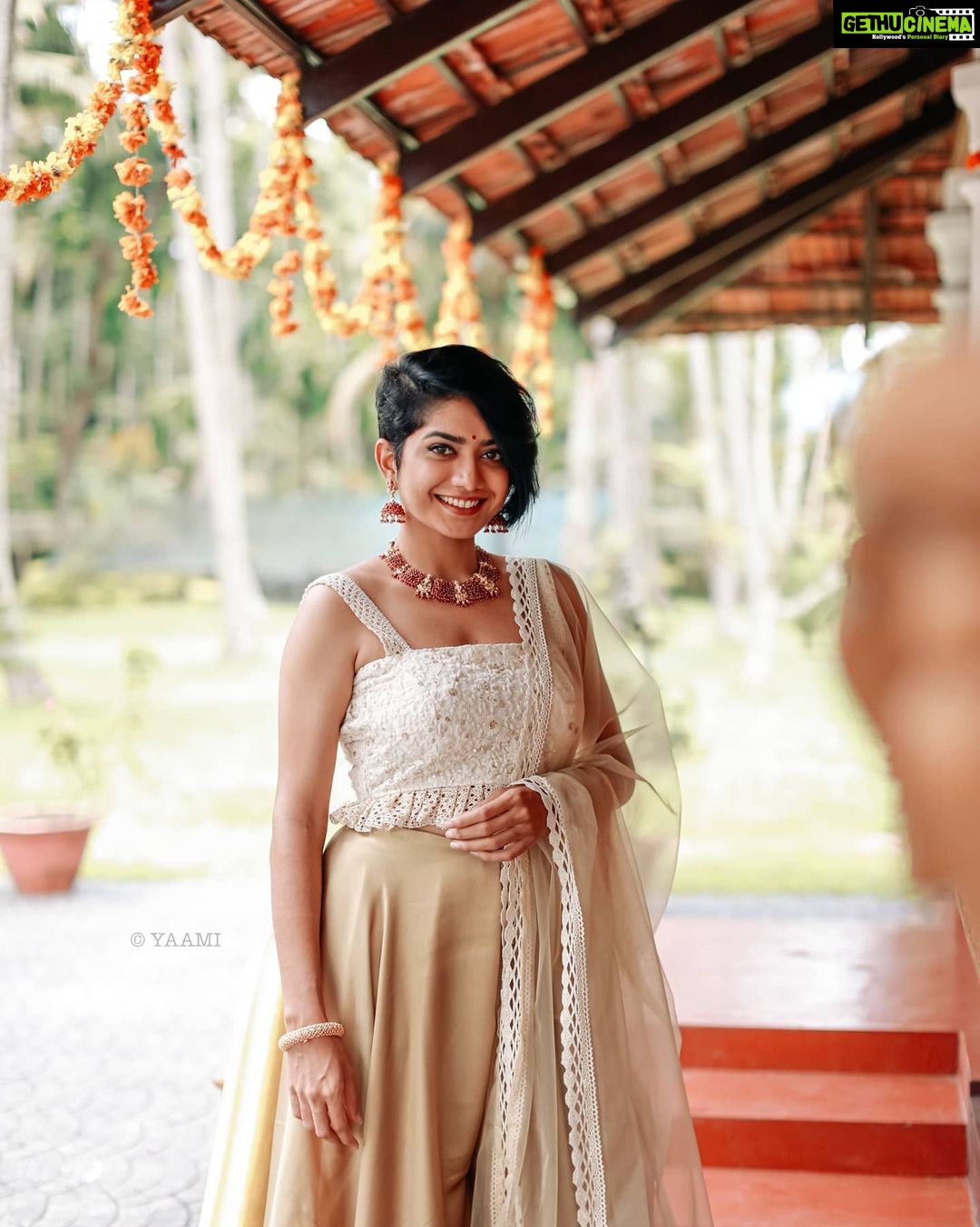 Anarkali Marikar Instagram - ഓണത്തലേന്ന്🤗🤗 PC - @yaami____ Production team - @5am_company Creative & concept - @iam_sam_ @jobilfrancismoolan Costume - @div_atelier Jewellery - @parakkat_jewels Styled by - @stylefilesbyzoya__joy Asst - @hannah.liz.jacob @_.lechuo._ @harshaamuhamed Mua - @neethu_makeupartist Location - @geo_holiday_home