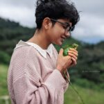 Anarkali Marikar Instagram - This person in my hand was such a cooperative cutie. It didn't want to attack or even leave. I wish I could bring it home. @ajmal_phoneographer 📸