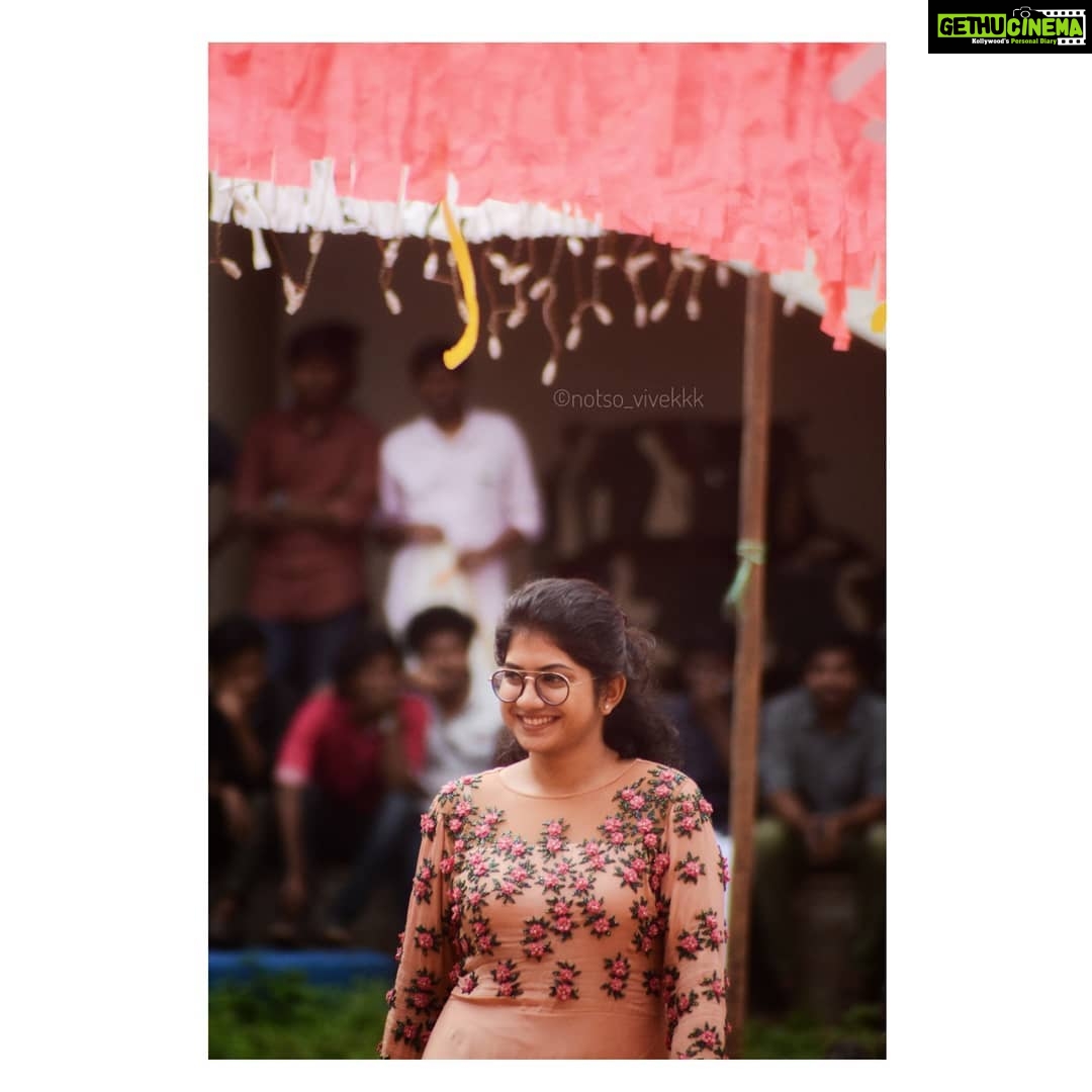 Anarkali Marikar Instagram - @notso_vivekkk pictures making me and my speech look more serious 😝 And thanks @aakriti_the_designer_studio for the gown!