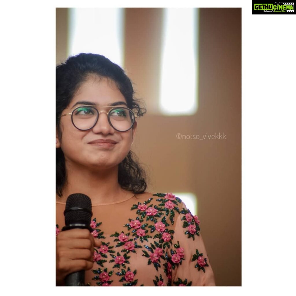 Anarkali Marikar Instagram - @notso_vivekkk pictures making me and my speech look more serious 😝 And thanks @aakriti_the_designer_studio for the gown!