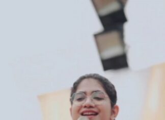 Anarkali Marikar Instagram - ചിറിക്കല്ലേ... പാടെയ്...😌 Ft/@anarkalimarikar Vc/@imf_productions #thallumala #olemelody