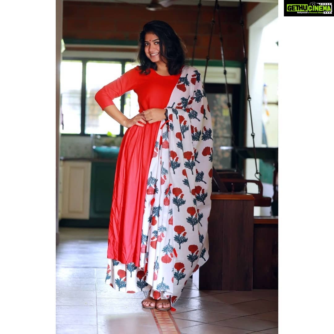 Anarkali Marikar Instagram - @the_sassy_store this salwar gives me so much of happiness and confidence. . . . . @niasmarikar photography