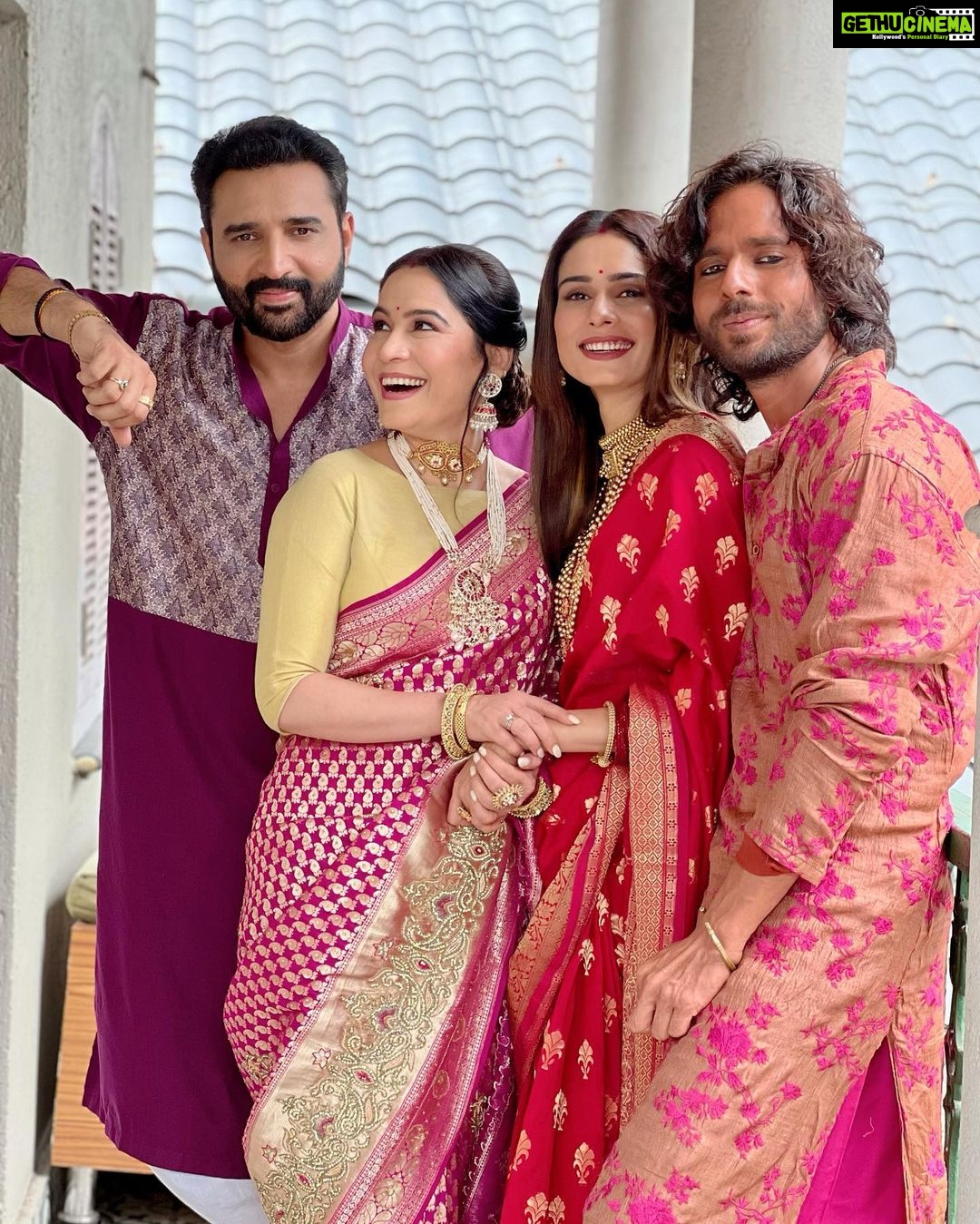 Aneri Vajani Instagram - The OG Gang! 👊🏻❤️🧿 #onset #webshow #baghin #ott #romanchmehta #anerivajani #anshbagri #mridulaoberoi #mysoul @anshbagri @mridulaoberoi G.M Studio(sakinaka)
