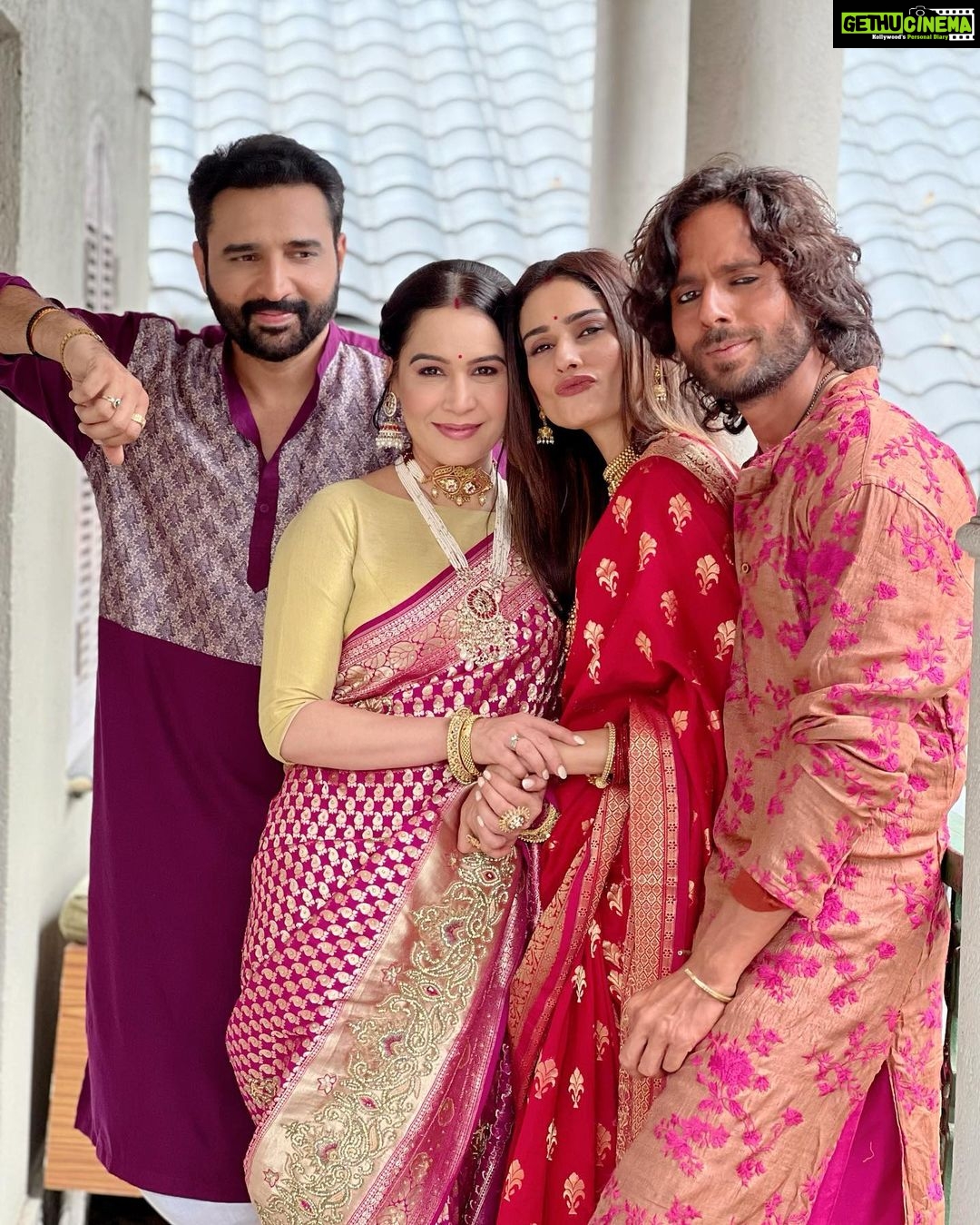 Aneri Vajani Instagram - The OG Gang! 👊🏻❤️🧿 #onset #webshow #baghin #ott #romanchmehta #anerivajani #anshbagri #mridulaoberoi #mysoul @anshbagri @mridulaoberoi G.M Studio(sakinaka)