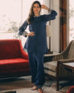 Aneri Vajani Instagram - Bus yuhi 💫 
 
 
 

Outfit:- @asopalav 
Jewllery:- @joulesbyradhika 
Heels :- @metroshoesindia 
Styled :- @priyavajani 
 
 
 
 
#anerivajani #blueday #ethinicwear #fashion #love #happiness #gratitude