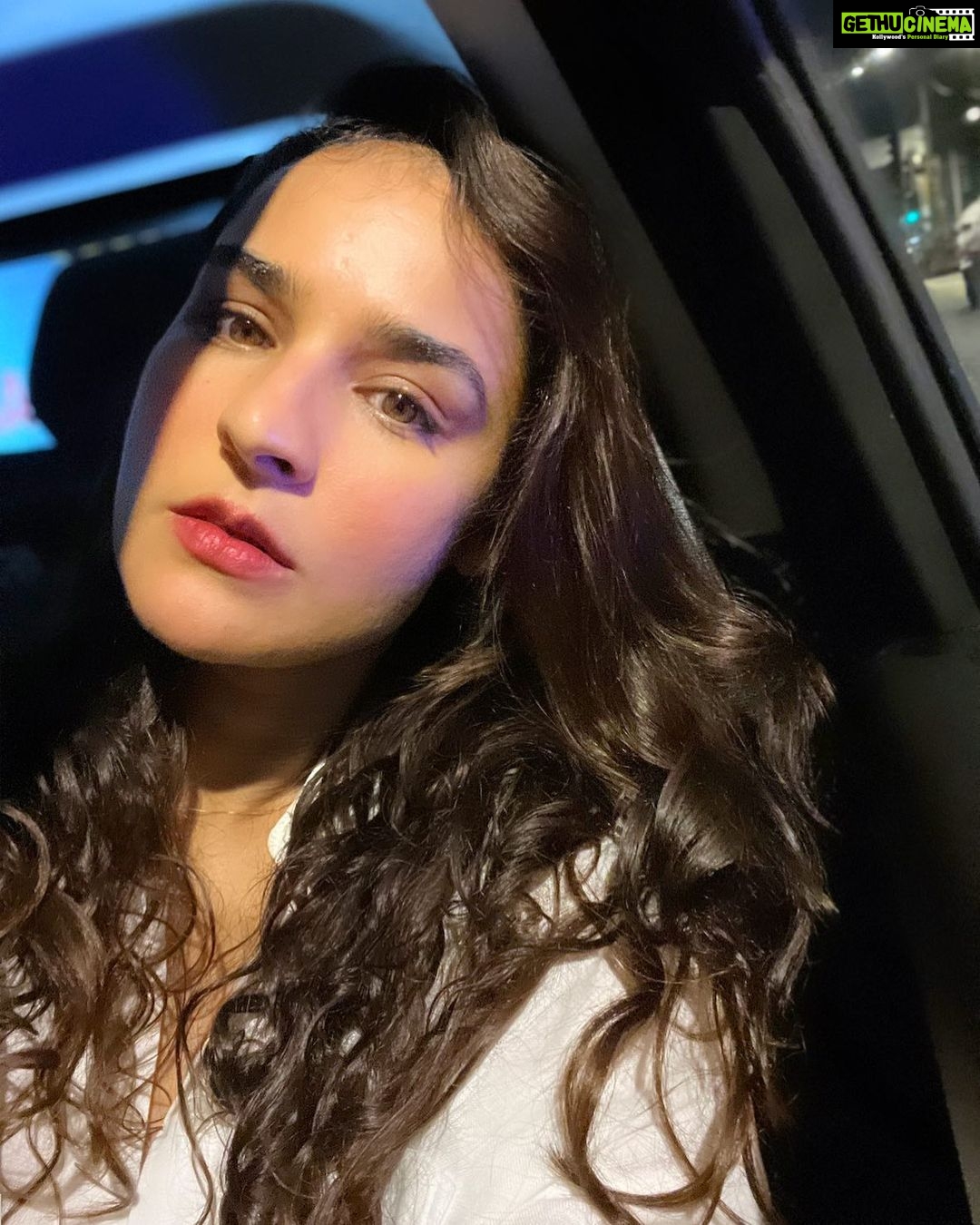 Angira Dhar Instagram - And here’s a nightlight traffic 💋 #selfie 🤳🏻