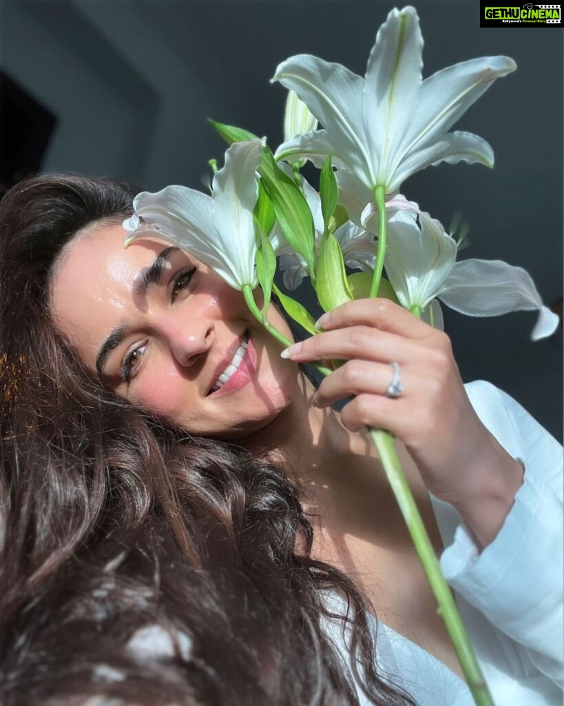 Angira Dhar Instagram - Flower 🤍 Power