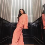 Angira Dhar Instagram - 🦩 Stylist- @pranita.abhi Assistant- @yeshadattani Outfit- @shopmonokrom Earrings- @houseofjskjewels Photographer- @thetiltedlens Hmu- @salechav