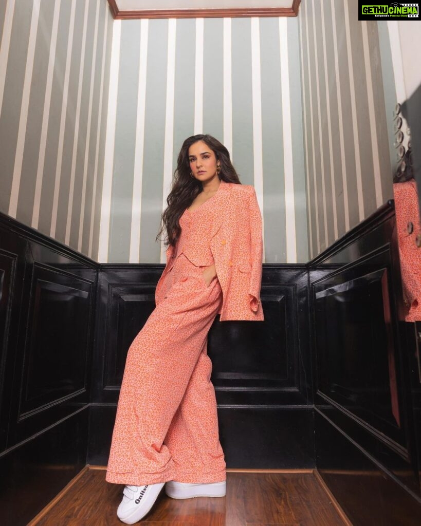 Angira Dhar Instagram - 🦩 Stylist- @pranita.abhi Assistant- @yeshadattani Outfit- @shopmonokrom Earrings- @houseofjskjewels Photographer- @thetiltedlens Hmu- @salechav