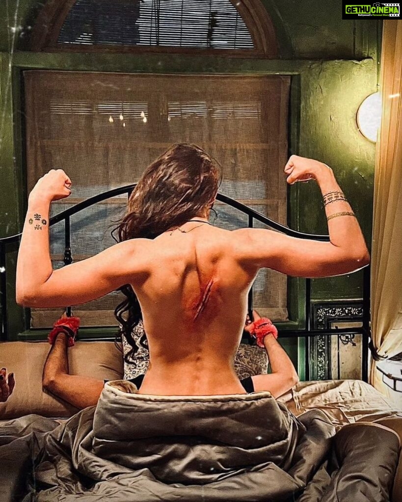 Angira Dhar Instagram - When your director says.. get strong .. we got a show to make… and #makeitcount #saasbahuaurflamingo 🦩 @homster only you could bring this out in me.. and for that I will forever be grateful (is great full one word? .. we will never know) 🤪🤣 #grammarnazi