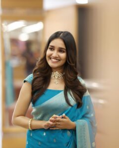 Anikha Instagram - thank you so much @swayamvarasilksindia for having me at your kondotty store. i had a really good time meeting everyone working there💙