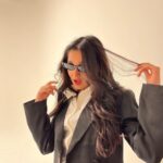 Anikha Instagram - .take money. pc: @krisssthetic “Darling” song is out on youtube #ohmydarling