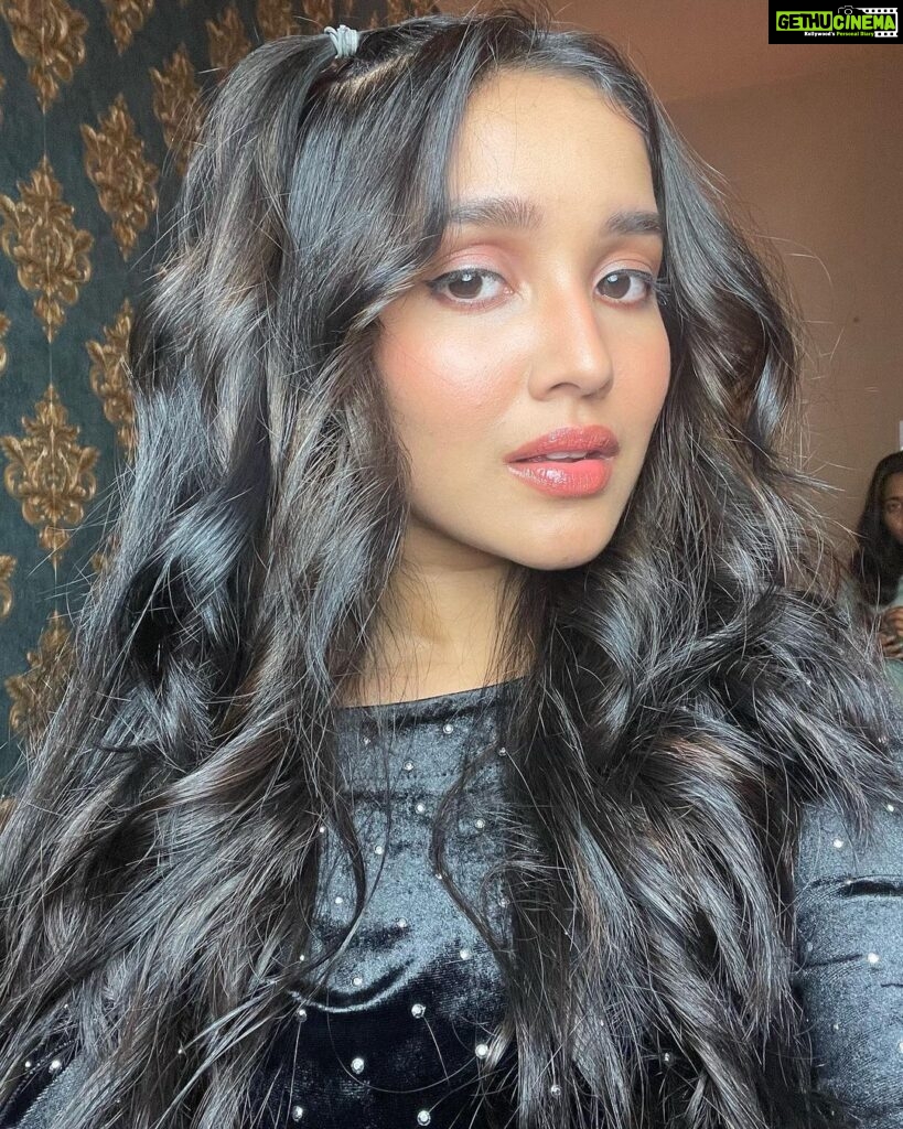 Anikha Instagram - i did my own makeup🥱 “Darling” song is out on youtube #ohmydarling