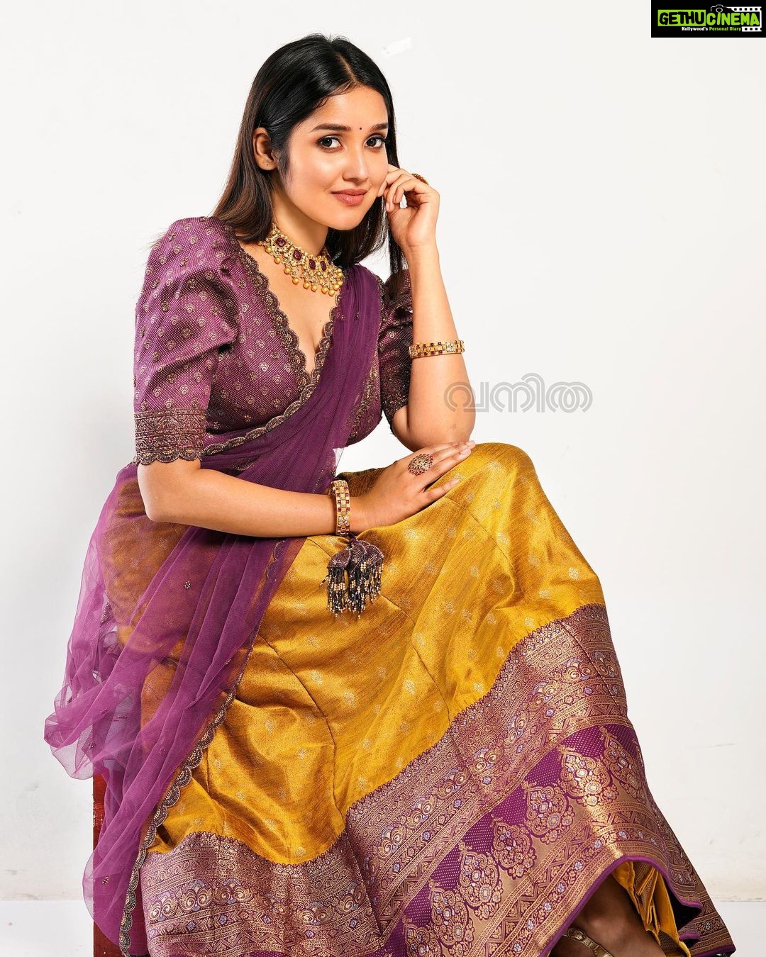Anikha Instagram - thank you so much @vanithamagazine for having me on the cover. it’s always wonderful to be back @sreekanth_kalarickal @ashif_marakkar @arsignatureofficial @anusharejiar @joscojewellers @michaelaerthedathu