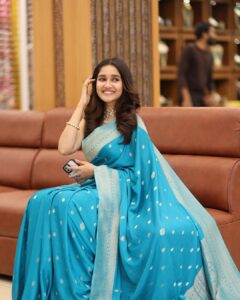 Anikha Instagram - thank you so much @swayamvarasilksindia for having me at your kondotty store. i had a really good time meeting everyone working there💙
