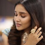 Anikha Instagram - thank you so much @swayamvarasilksindia for having me at your kondotty store. i had a really good time meeting everyone working there💙