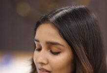 Anikha Instagram - thank you so much @swayamvarasilksindia for having me at your kondotty store. i had a really good time meeting everyone working there💙