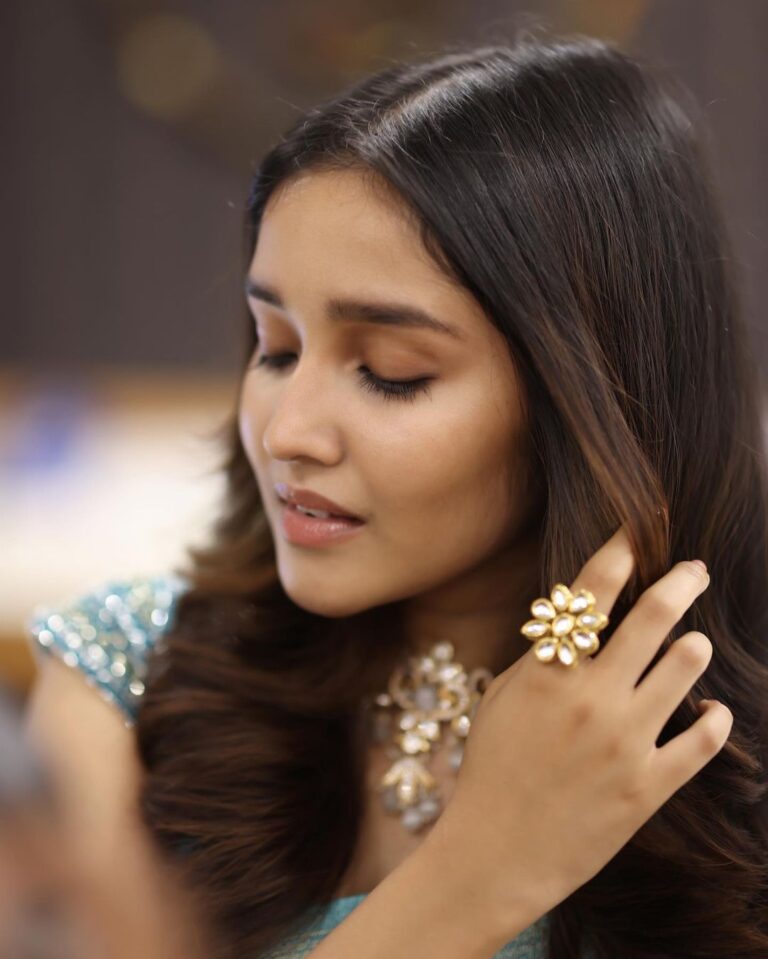 Anikha Instagram - thank you so much @swayamvarasilksindia for having me at your kondotty store. i had a really good time meeting everyone working there💙