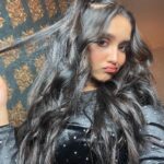 Anikha Instagram - i did my own makeup🥱 “Darling” song is out on youtube #ohmydarling