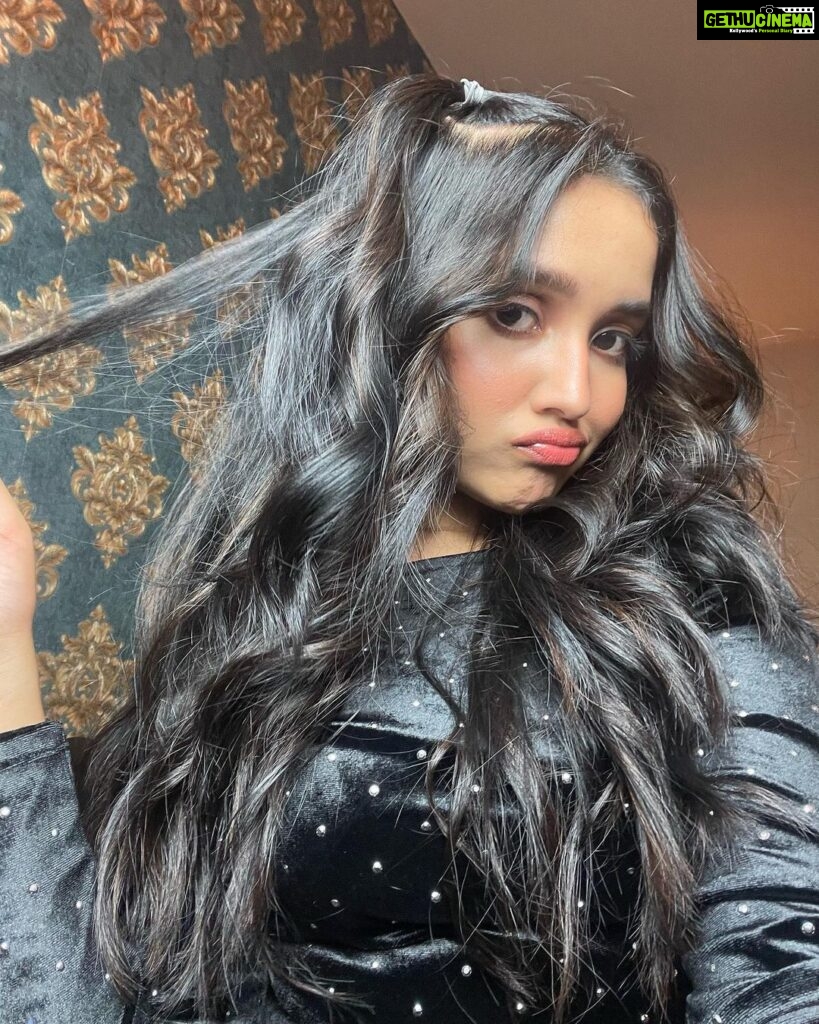 Anikha Instagram - i did my own makeup🥱 “Darling” song is out on youtube #ohmydarling