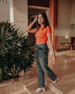 Anikha Instagram - happy place.🧖‍♂️

@beniveesjo 
@arun_manuel_