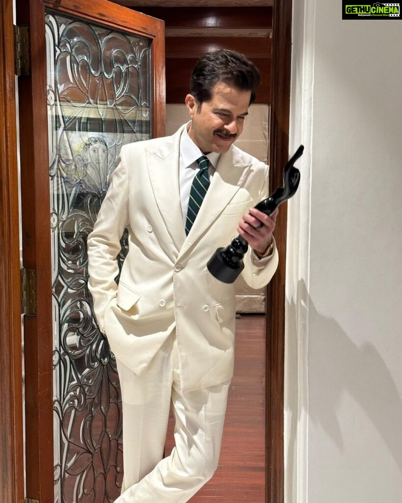 Anil Kapoor Instagram - A #Filmfare is a timeless and iconic achievement and I'm so humbled to receive it for a film that's so special to me. I owe this #BestSupportingActorAward to the unconditional support of the entire team of #JugJuggJeeyo. Thank you @filmfare for recognising our efforts and thank you all for the love!!! 🌟🌟💜💜 @karanjohar @apoorva1972 @ajit_andhare @neetu54 @varundvn @kiaraaliaadvani @manieshpaul @mostlysane @raj_a_mehta @rishiwrites @dharmamovies @viacom18studios @tseries.official Anil Kapoors House, Juhu, Mumbai