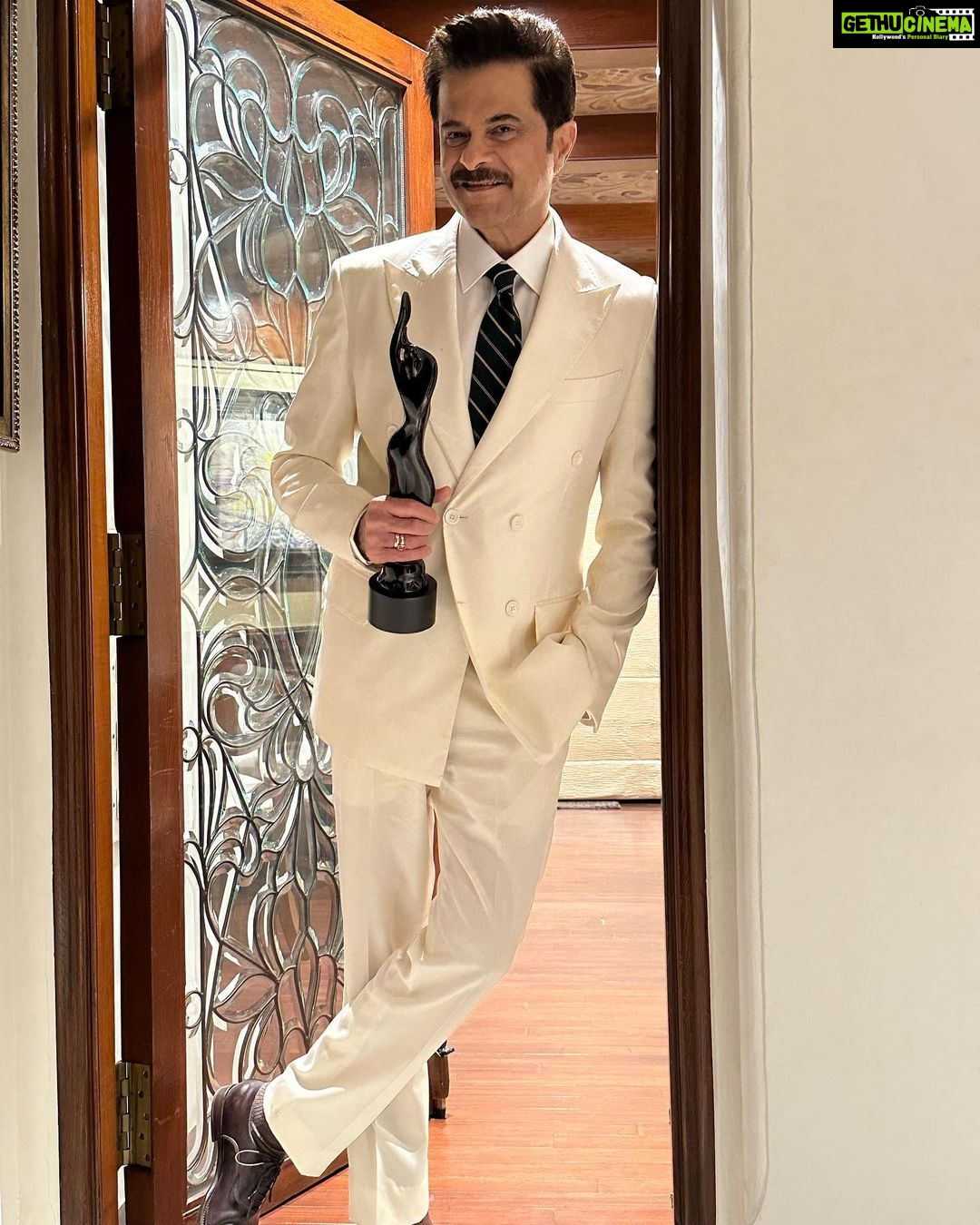 Anil Kapoor Instagram - A #Filmfare is a timeless and iconic achievement and I'm so humbled to receive it for a film that's so special to me. I owe this #BestSupportingActorAward to the unconditional support of the entire team of #JugJuggJeeyo. Thank you @filmfare for recognising our efforts and thank you all for the love!!! 🌟🌟💜💜 @karanjohar @apoorva1972 @ajit_andhare @neetu54 @varundvn @kiaraaliaadvani @manieshpaul @mostlysane @raj_a_mehta @rishiwrites @dharmamovies @viacom18studios @tseries.official Anil Kapoors House, Juhu, Mumbai
