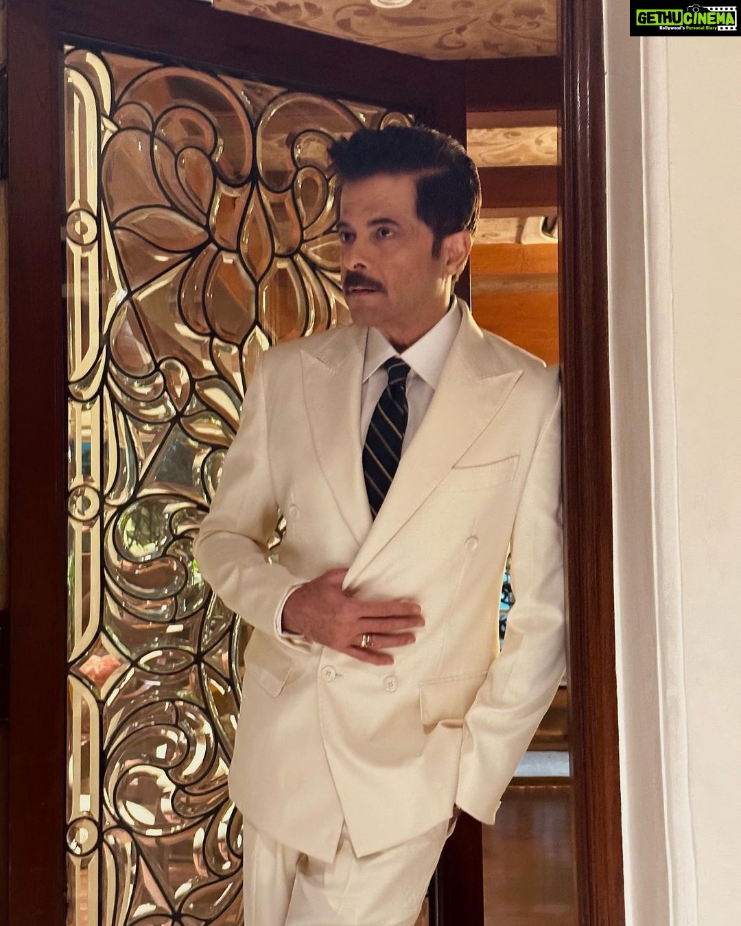 Anil Kapoor Instagram - Filmfare Ready! Suit : @raghavendra.rathore Stylist: @kshitijkankaria @saloniparekh__ Makeup Artist: @deepakchauhanartist Hairstylist: @raskarjaipal @whynot_byzeeba 📸 : @jalalmortezai Anil Kapoors House, Juhu, Mumbai