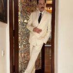 Anil Kapoor Instagram - Filmfare Ready! Suit : @raghavendra.rathore Stylist: @kshitijkankaria @saloniparekh__ Makeup Artist: @deepakchauhanartist Hairstylist: @raskarjaipal @whynot_byzeeba 📸 : @jalalmortezai Anil Kapoors House, Juhu, Mumbai