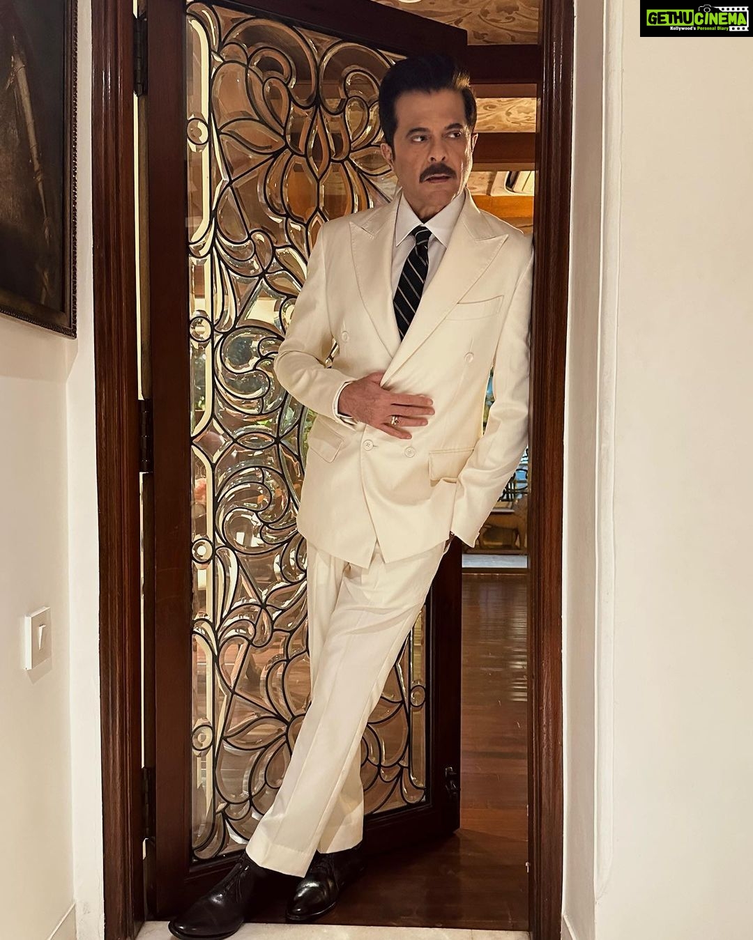 Anil Kapoor Instagram - Filmfare Ready! Suit : @raghavendra.rathore Stylist: @kshitijkankaria @saloniparekh__ Makeup Artist: @deepakchauhanartist Hairstylist: @raskarjaipal @whynot_byzeeba 📸 : @jalalmortezai Anil Kapoors House, Juhu, Mumbai
