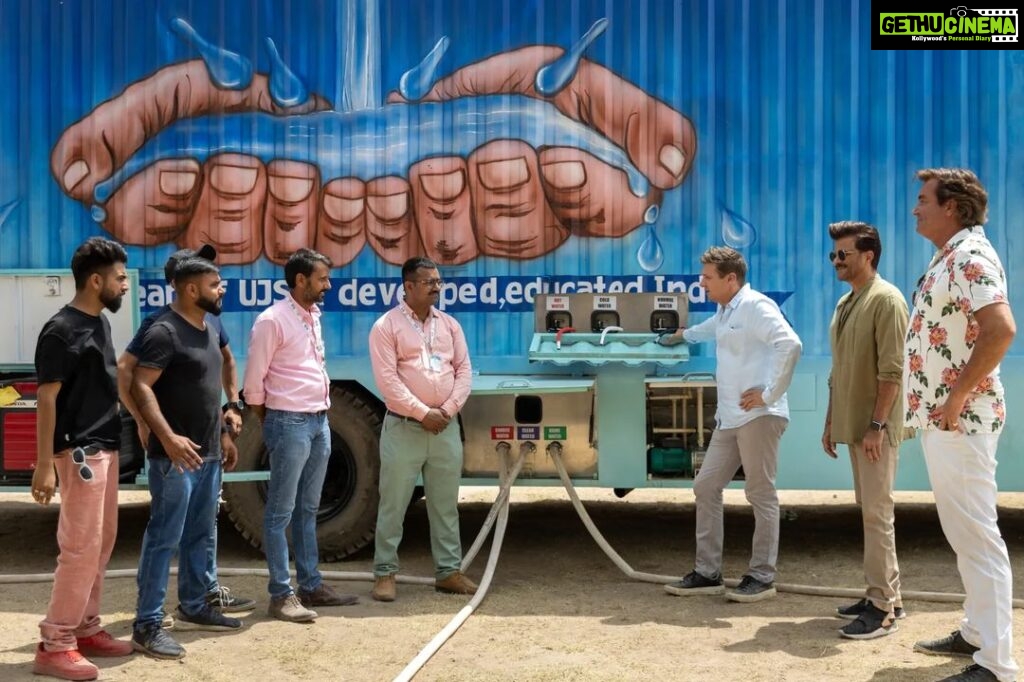 Anil Kapoor Instagram - We are one heck of a team - bringing clean water to a community in New Delhi. #Rennervations @disneyplus