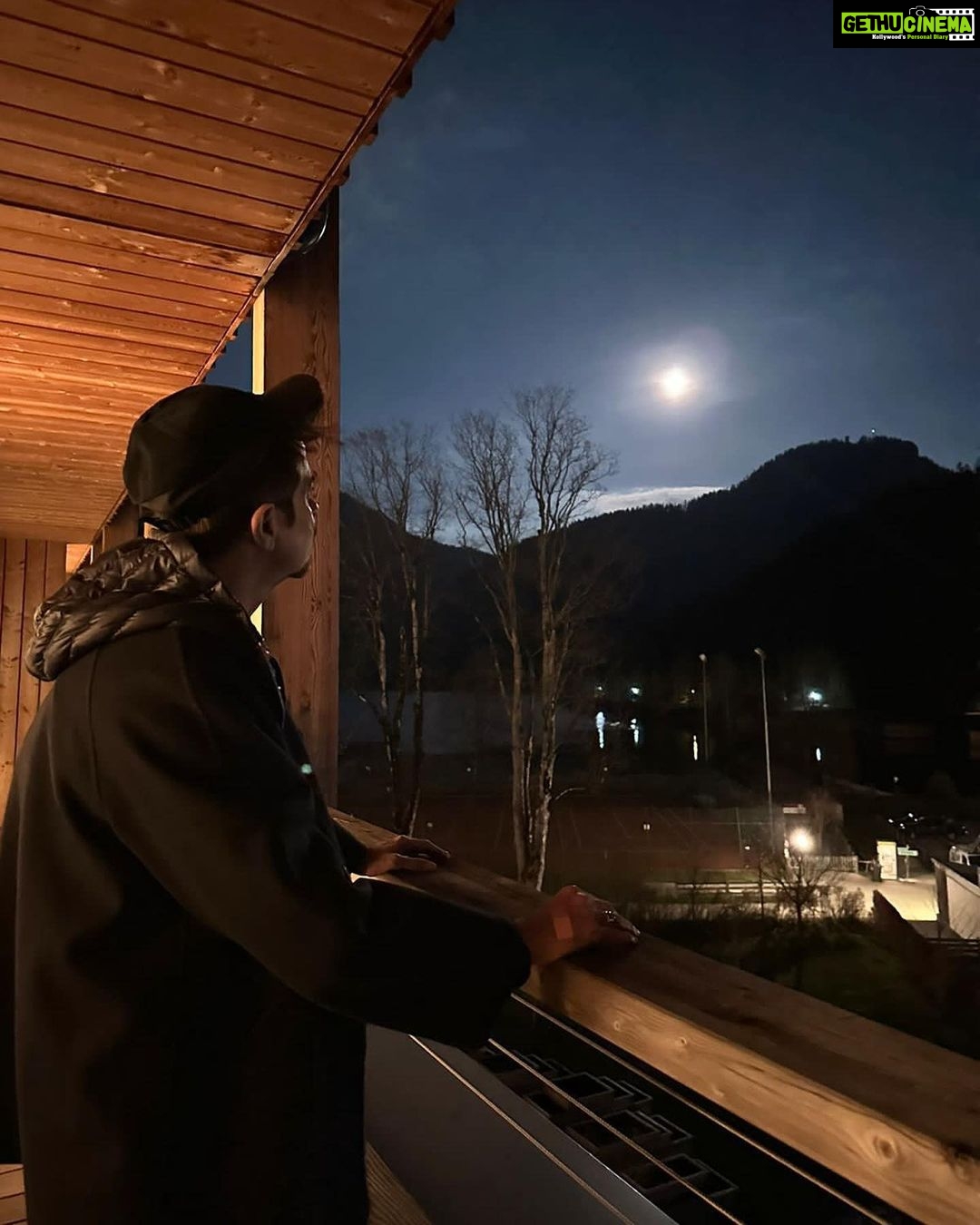 Anil Kapoor Instagram - Marvelling at God’s creation from my balcony! Full moon tonight! Last night at Altaussee, Austria…