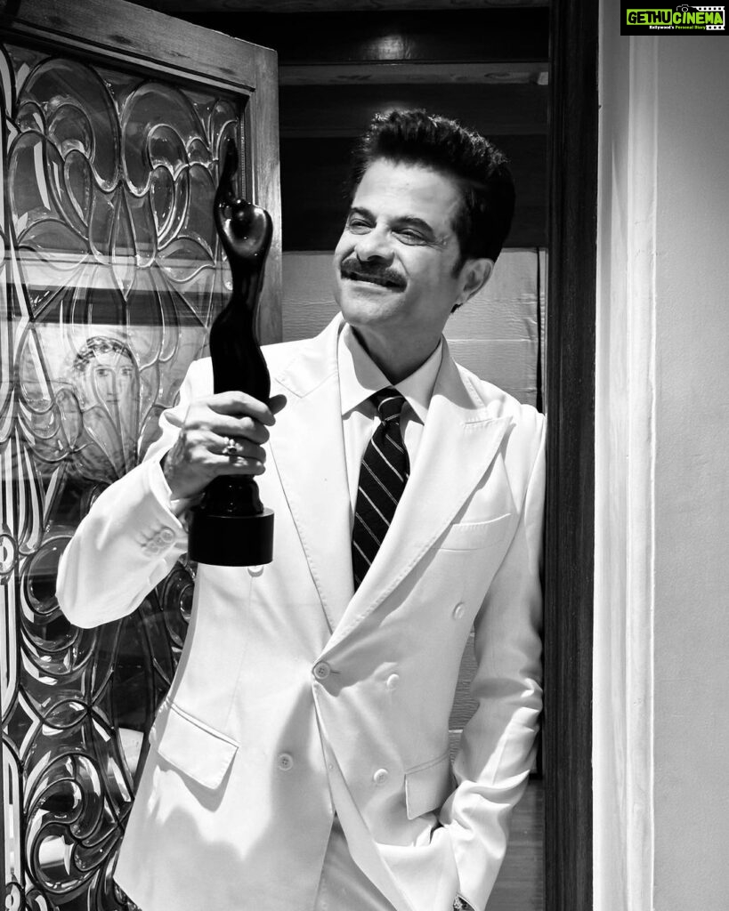 Anil Kapoor Instagram - A #Filmfare is a timeless and iconic achievement and I'm so humbled to receive it for a film that's so special to me. I owe this #BestSupportingActorAward to the unconditional support of the entire team of #JugJuggJeeyo. Thank you @filmfare for recognising our efforts and thank you all for the love!!! 🌟🌟💜💜 @karanjohar @apoorva1972 @ajit_andhare @neetu54 @varundvn @kiaraaliaadvani @manieshpaul @mostlysane @raj_a_mehta @rishiwrites @dharmamovies @viacom18studios @tseries.official Anil Kapoors House, Juhu, Mumbai