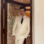 Anil Kapoor Instagram - Filmfare Ready! Suit : @raghavendra.rathore Stylist: @kshitijkankaria @saloniparekh__ Makeup Artist: @deepakchauhanartist Hairstylist: @raskarjaipal @whynot_byzeeba 📸 : @jalalmortezai Anil Kapoors House, Juhu, Mumbai