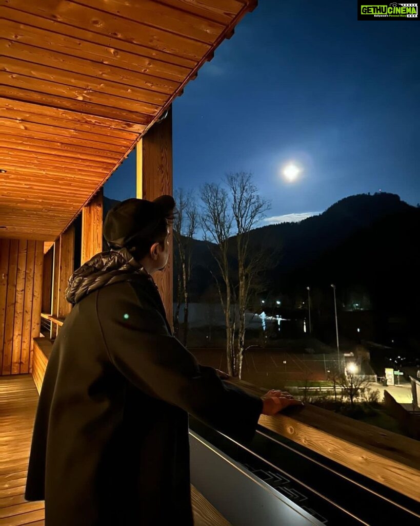 Anil Kapoor Instagram - Marvelling at God’s creation from my balcony! Full moon tonight! Last night at Altaussee, Austria…