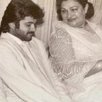 Anil Kapoor Instagram - If affection had a face it will have to be of Krishna aunty’s. How lovingly is she looking at me at the premiere of Feroz khans Janbaaz ! ❤️ Pic credit : #SooniTaraporevala #Memories #Humbled #Gratitude Anil Kapoors House, Juhu, Mumbai