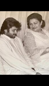 Anil Kapoor Instagram - If affection had a face it will have to be of Krishna aunty’s. How lovingly is she looking at me at the premiere of Feroz khans Janbaaz ! ❤️ Pic credit : #SooniTaraporevala #Memories #Humbled #Gratitude Anil Kapoors House, Juhu, Mumbai
