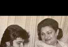 Anil Kapoor Instagram - If affection had a face it will have to be of Krishna aunty’s. How lovingly is she looking at me at the premiere of Feroz khans Janbaaz ! ❤️ Pic credit : #SooniTaraporevala #Memories #Humbled #Gratitude Anil Kapoors House, Juhu, Mumbai
