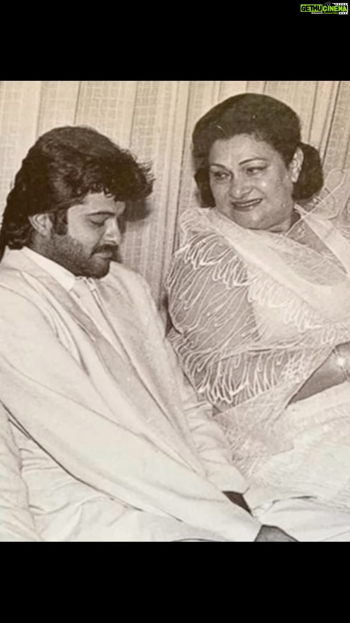 Anil Kapoor Instagram - If affection had a face it will have to be of Krishna aunty’s. How lovingly is she looking at me at the premiere of Feroz khans Janbaaz ! ❤️ Pic credit : #SooniTaraporevala #Memories #Humbled #Gratitude Anil Kapoors House, Juhu, Mumbai