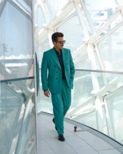 Anil Kapoor Instagram - Walking into the #iifa weekend like! 

📸 @behalsahil 
Outfit : @tisastudio 
Stylist: @kshitijkankaria 
@saloniparekh__ 
Makeup Artist: @deepakchauhanartist 
Hairstylist: @raskarjaipal 
@whynot_byzeeba 

@iifa