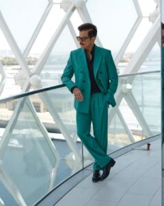 Anil Kapoor Instagram - Walking into the #iifa weekend like! 

📸 @behalsahil 
Outfit : @tisastudio 
Stylist: @kshitijkankaria 
@saloniparekh__ 
Makeup Artist: @deepakchauhanartist 
Hairstylist: @raskarjaipal 
@whynot_byzeeba 

@iifa