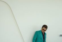 Anil Kapoor Instagram - Walking into the #iifa weekend like! 📸 @behalsahil Outfit : @tisastudio Stylist: @kshitijkankaria @saloniparekh__ Makeup Artist: @deepakchauhanartist Hairstylist: @raskarjaipal @whynot_byzeeba @iifa Abu Dhabi, United Arab Emirates