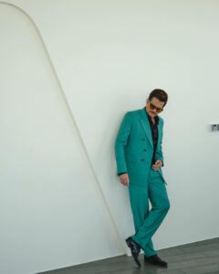 Anil Kapoor Instagram - Walking into the #iifa weekend like! 

📸 @behalsahil 
Outfit : @tisastudio 
Stylist: @kshitijkankaria 
@saloniparekh__ 
Makeup Artist: @deepakchauhanartist 
Hairstylist: @raskarjaipal 
@whynot_byzeeba 

@iifa