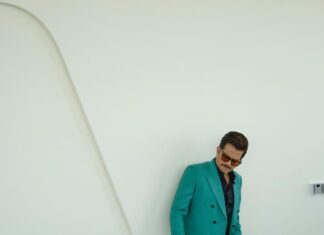 Anil Kapoor Instagram - Walking into the #iifa weekend like! 📸 @behalsahil Outfit : @tisastudio Stylist: @kshitijkankaria @saloniparekh__ Makeup Artist: @deepakchauhanartist Hairstylist: @raskarjaipal @whynot_byzeeba @iifa Abu Dhabi, United Arab Emirates