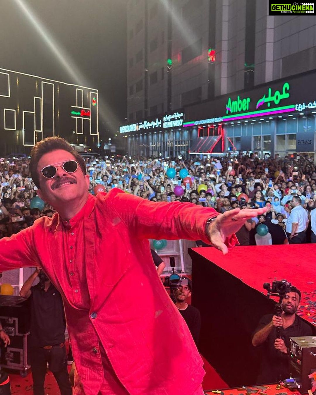 Anil Kapoor Instagram - Double celebration in Sharjah with the one who’s always by my side @kapoor.sunita! ❤️ Outfit : @suketdhir Stylist: @kshitijkankaria @saloniparekh__ Makeup Artist: @deepakchauhanartist Hairstylist: @raskarjaipal @whynot_byzeeba @malabargoldanddiamonds